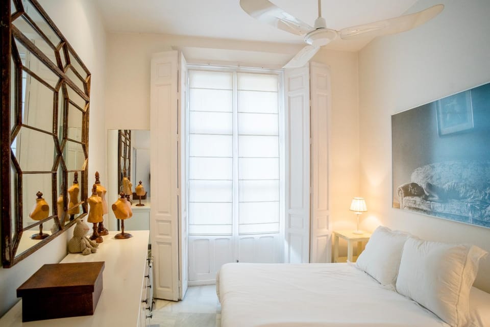 Bed, Photo of the whole room, Decorative detail, Bedroom, fireplace