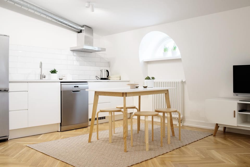 Kitchen or kitchenette, Dining area