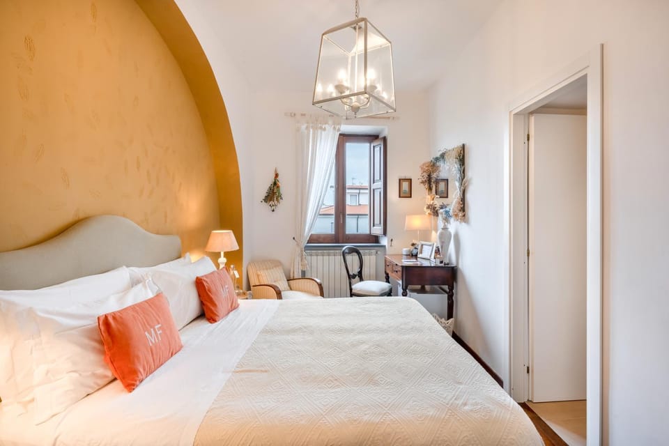 Photo of the whole room, Bedroom