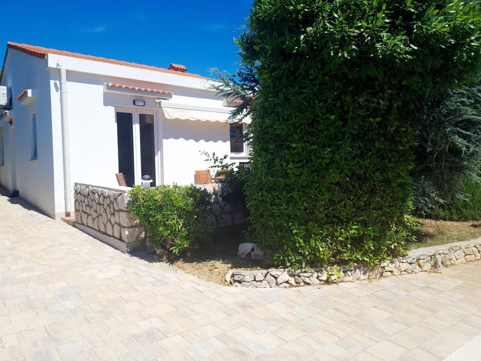 Property building, Patio, Facade/entrance, Garden