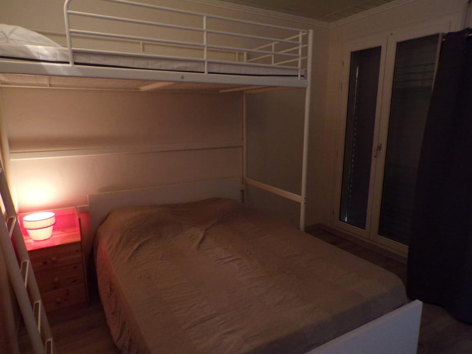 Bed, cot, bunk bed