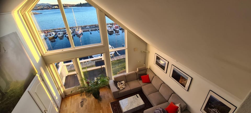 Living room, Lake view