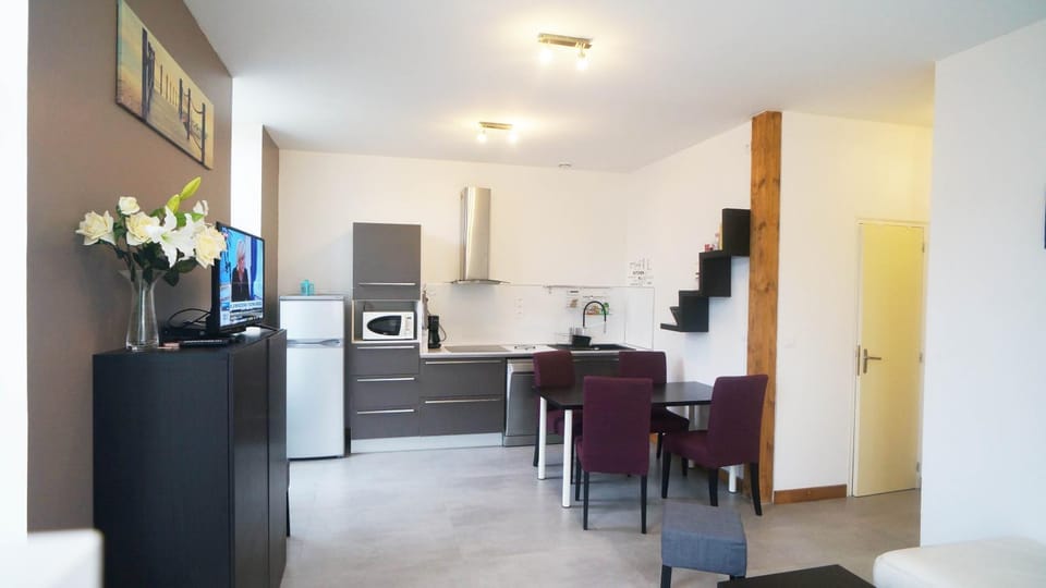 Kitchen or kitchenette, Dining area