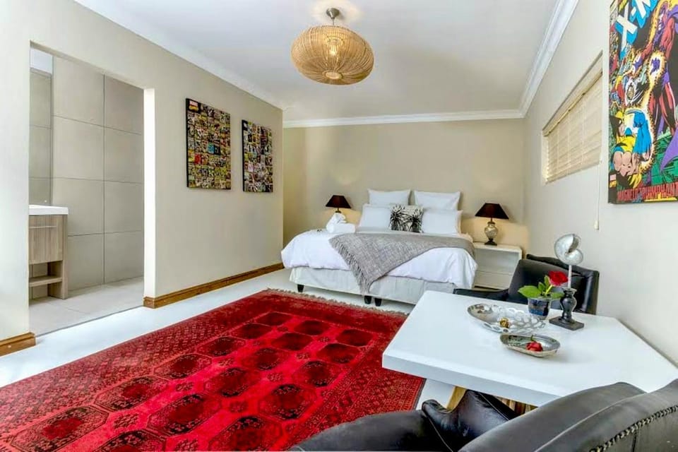 Bed, People, TV and multimedia, Photo of the whole room, Seating area, Bedroom, group of guests, towels, towels, air conditioner, air conditioner