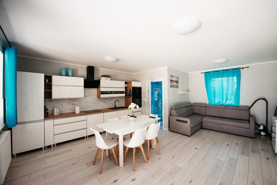 Kitchen or kitchenette, Living room, Seating area, Dining area