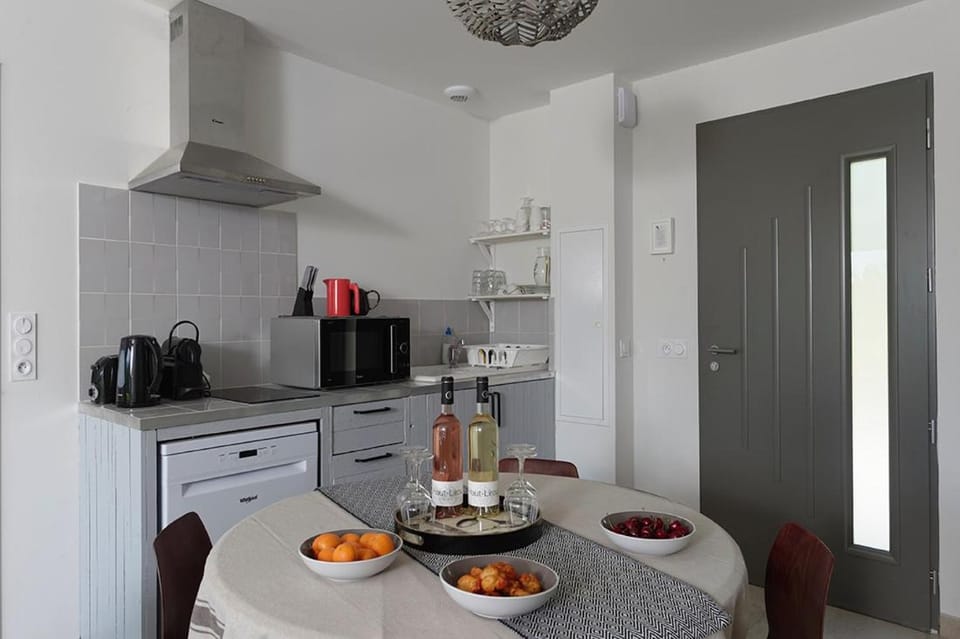 Coffee/tea facilities, Kitchen or kitchenette, Dining area, minibar, stove, toaster