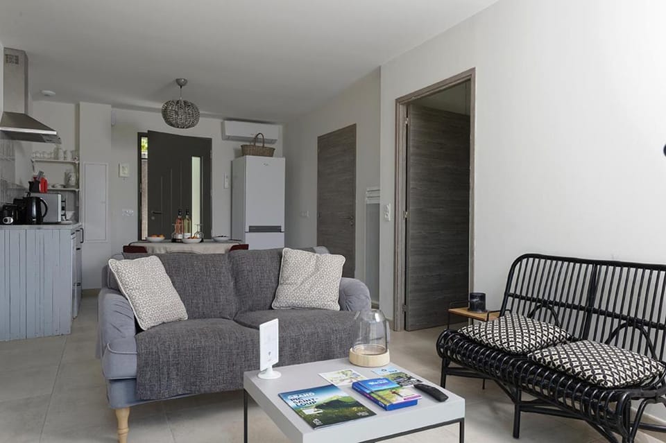 Kitchen or kitchenette, Living room, Seating area, Dining area, stove