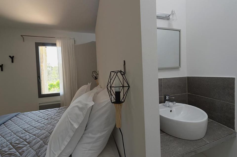 Bed, Bathroom, Bedroom, towels