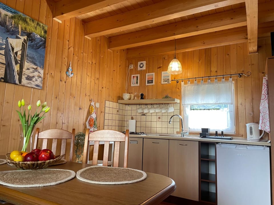 Kitchen or kitchenette, Dining area, minibar, pet friendly