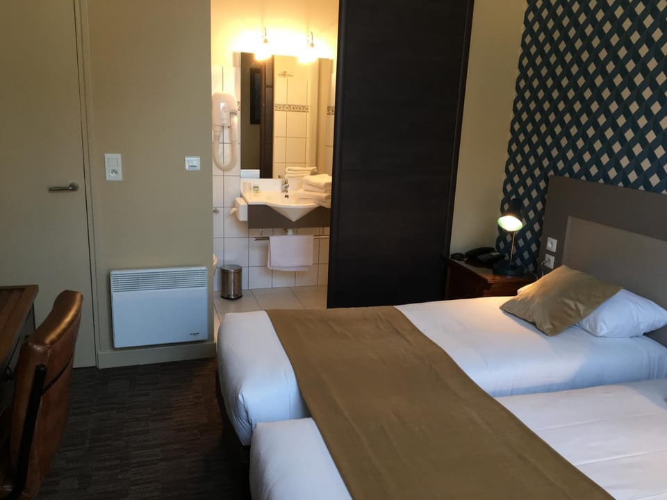 Bed, Bathroom, Photo of the whole room, Bedroom, City view