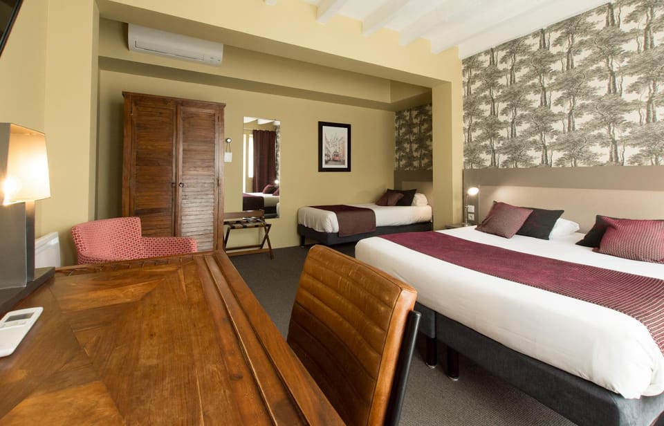Bed, Bedroom, Garden view, Family, Facility for disabled guests