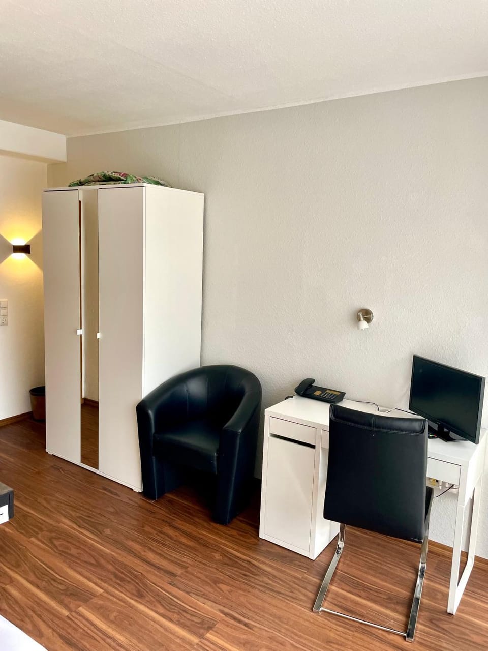 Photo of the whole room, furniture