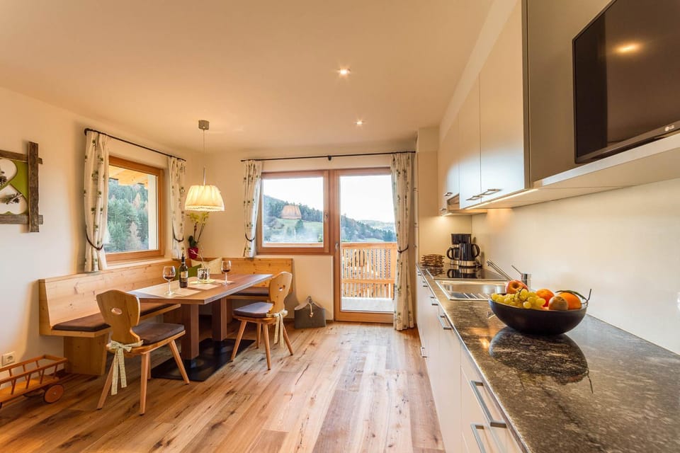 Coffee/tea facilities, Balcony/Terrace, Kitchen or kitchenette, Living room, Seating area