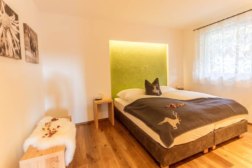 Bed, Photo of the whole room, Decorative detail