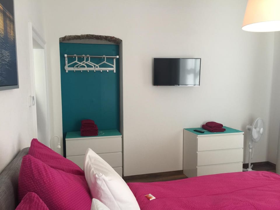 Photo of the whole room, Decorative detail