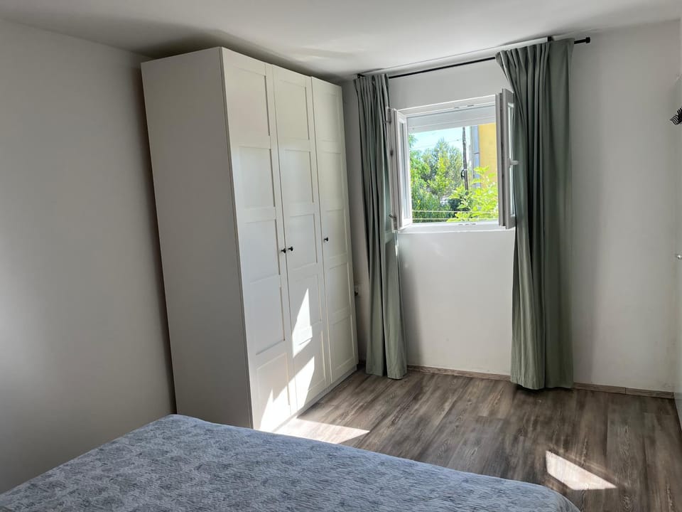 Bedroom, internet