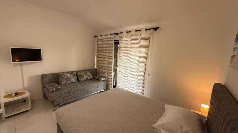 TV and multimedia, Photo of the whole room, Bedroom