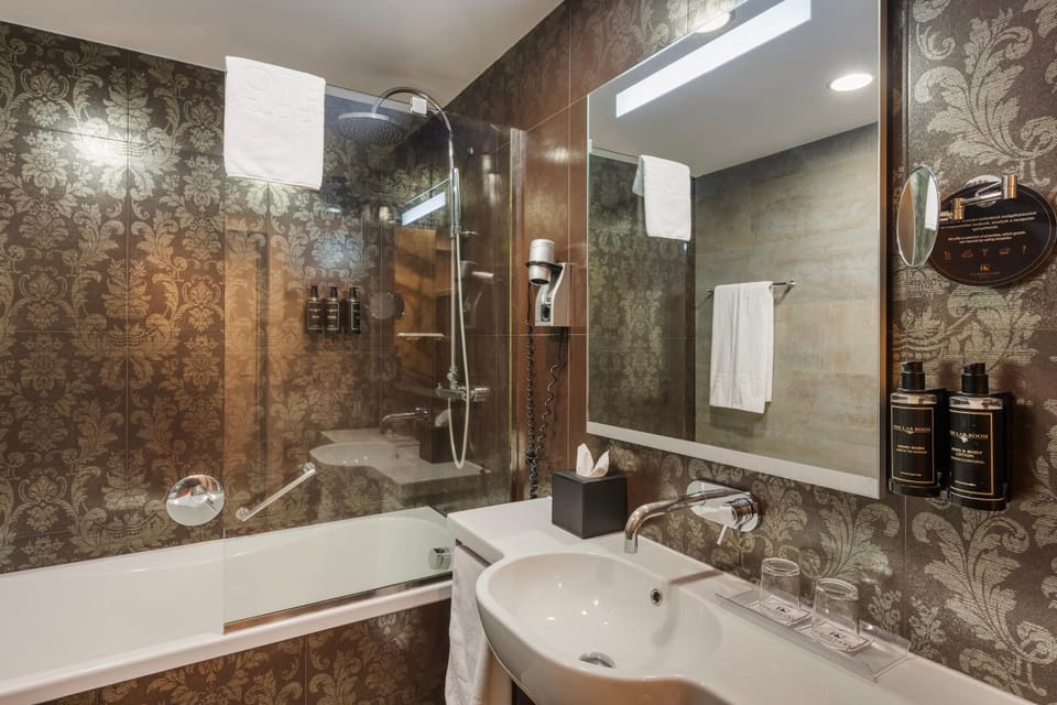 Bathroom, Bath, towels