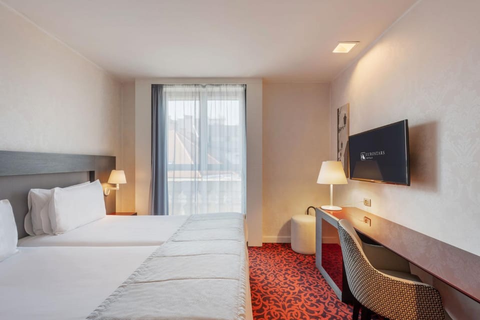 Bed, TV and multimedia, Bedroom