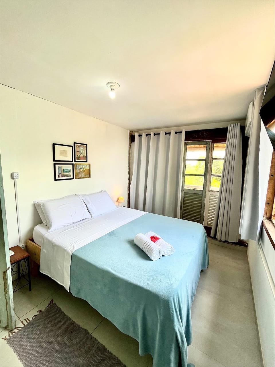 Bed, TV and multimedia, Photo of the whole room, Bedroom, towels