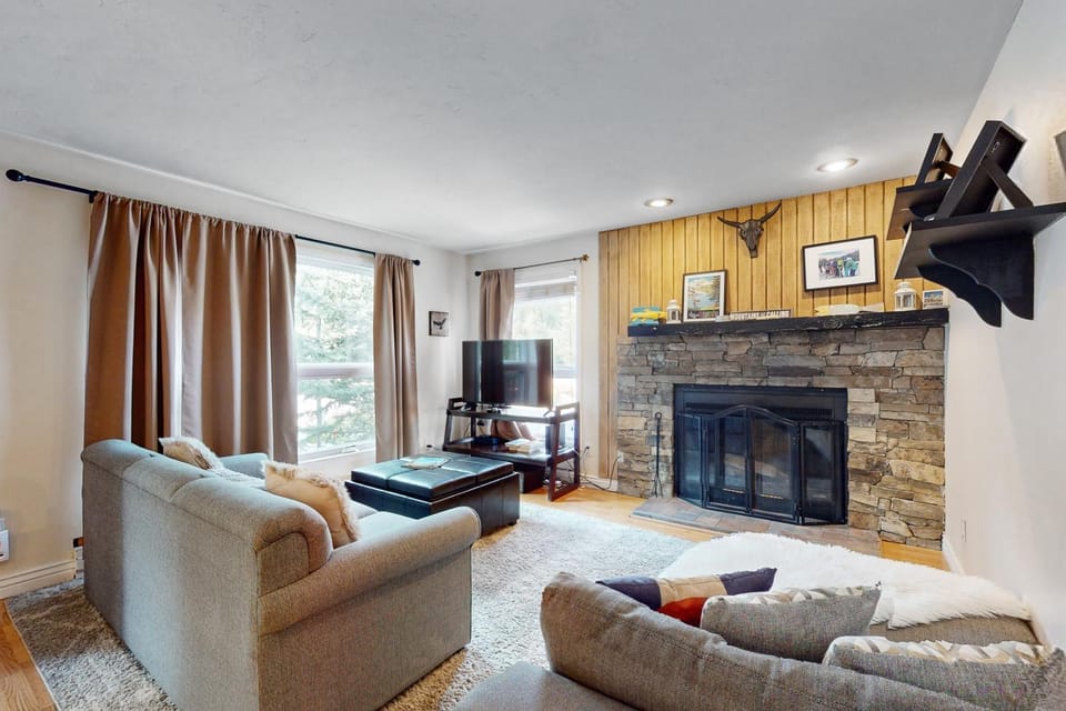 Mountain Stream Condo Apartment in Avon