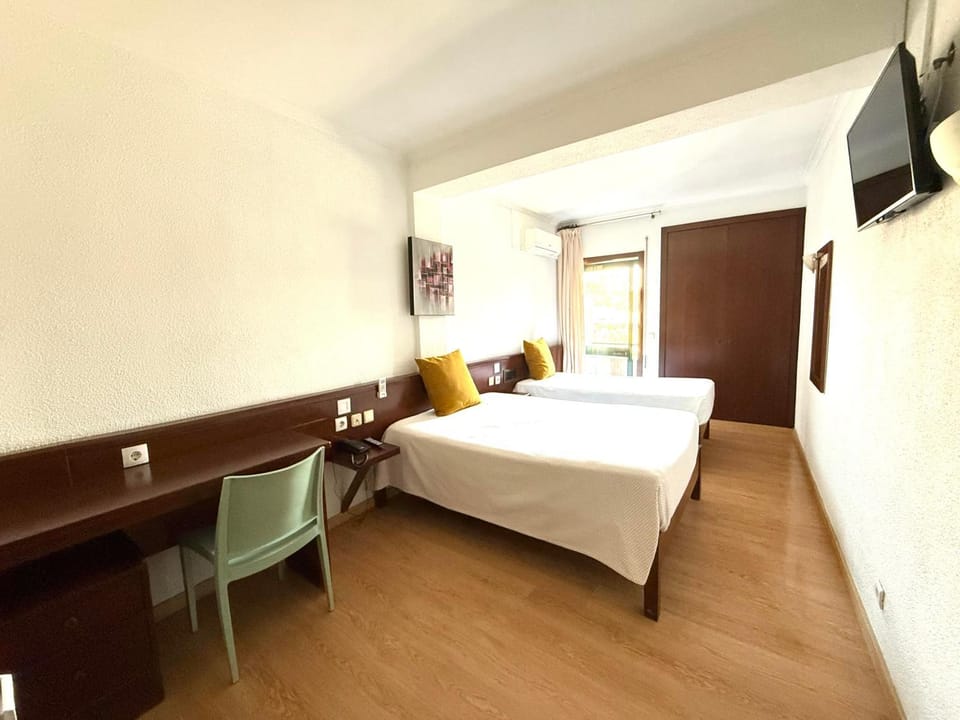 Bed, TV and multimedia, Bedroom, air conditioner