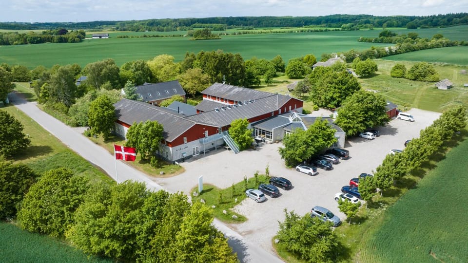 Property building, Off site, Day, Summer, On site, Location