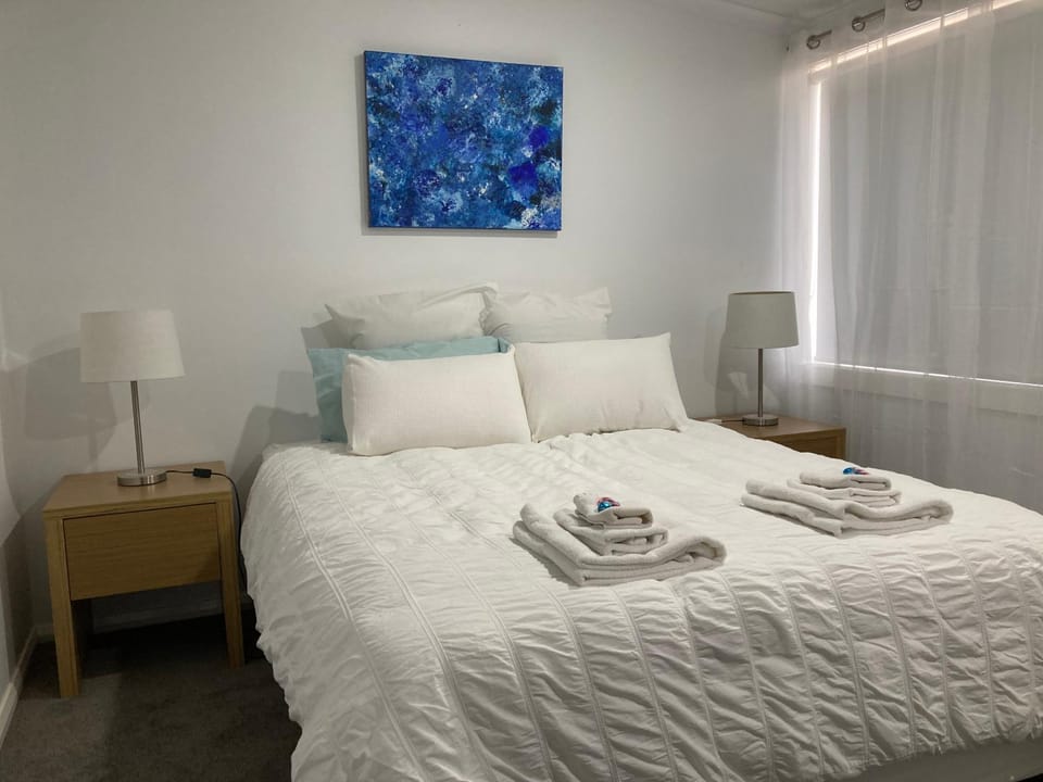 Bed, Photo of the whole room, Bedroom, towels