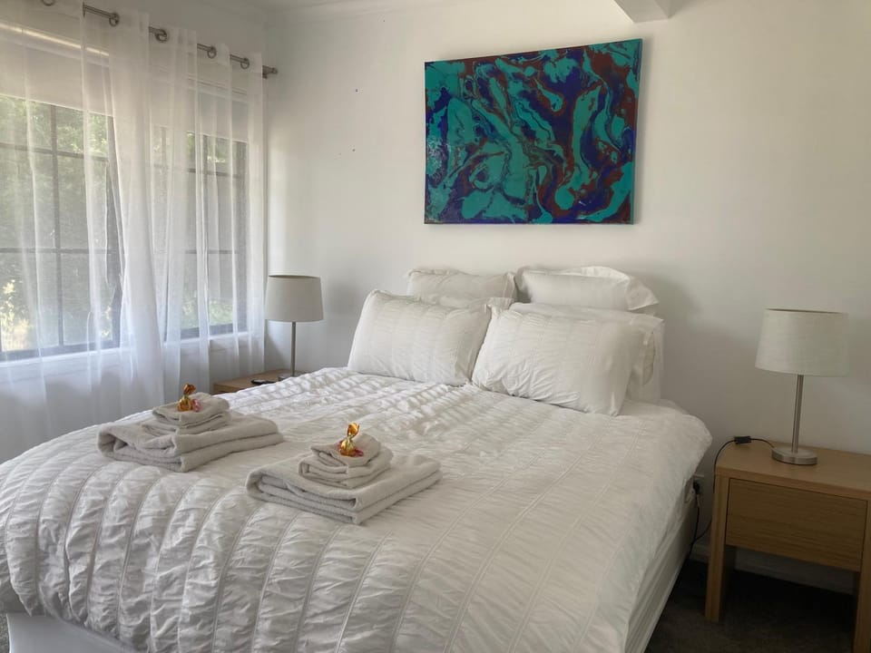 Bed, Photo of the whole room, Bedroom, towels