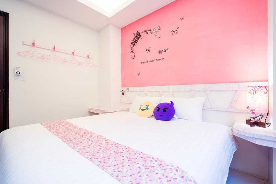 Bed, Photo of the whole room, Decorative detail, Decorative detail