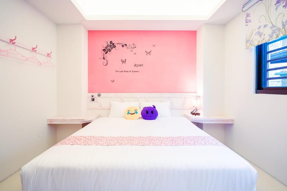 Bed, Photo of the whole room, Decorative detail, bunk bed