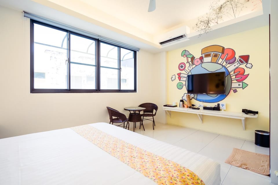 TV and multimedia, Photo of the whole room, Decorative detail, Seating area, bunk bed