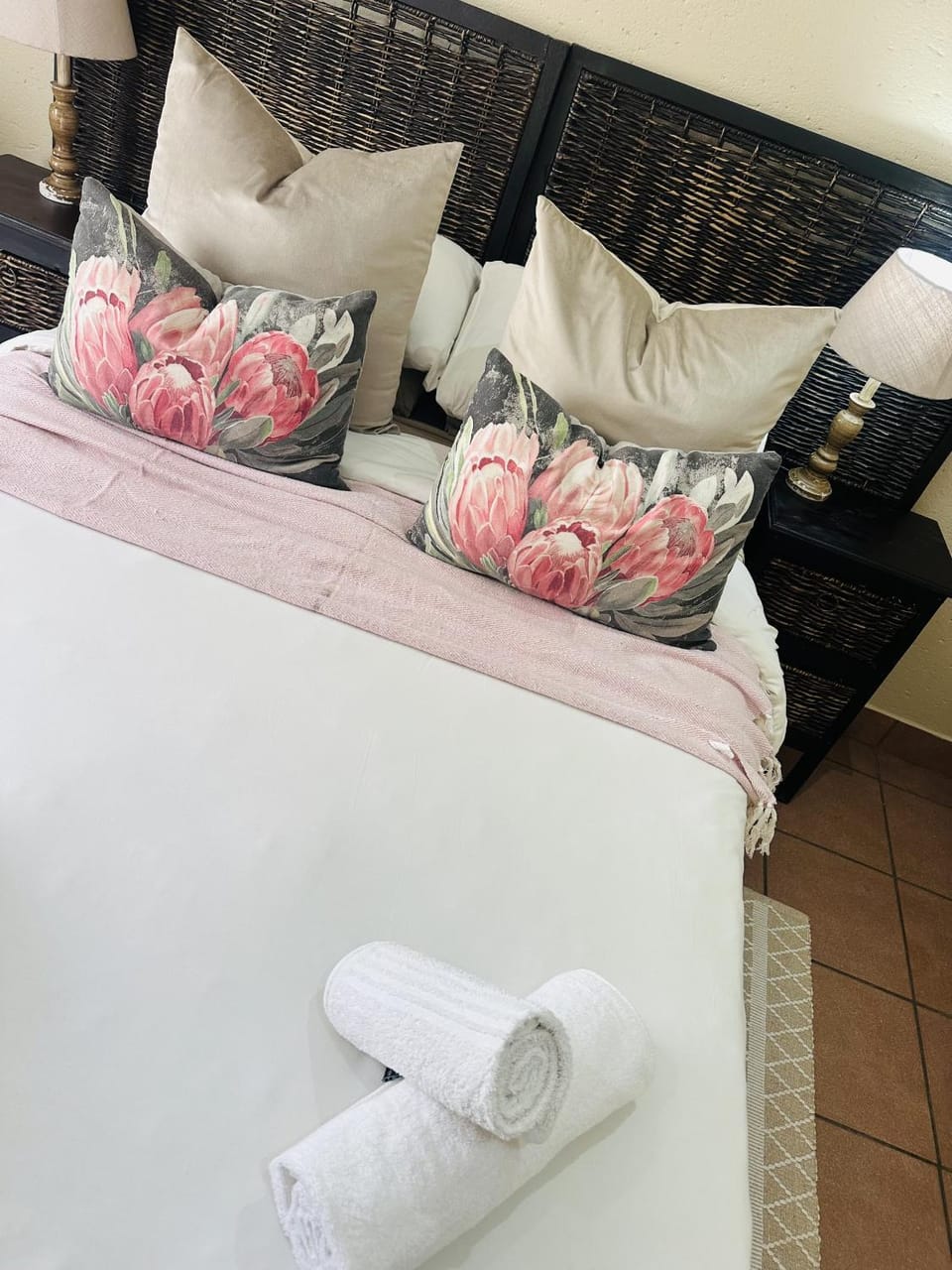 Bed, Bedroom, towels