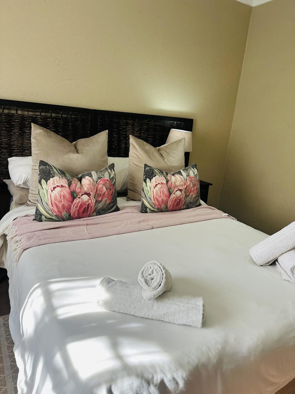 Bed, Bedroom, towels