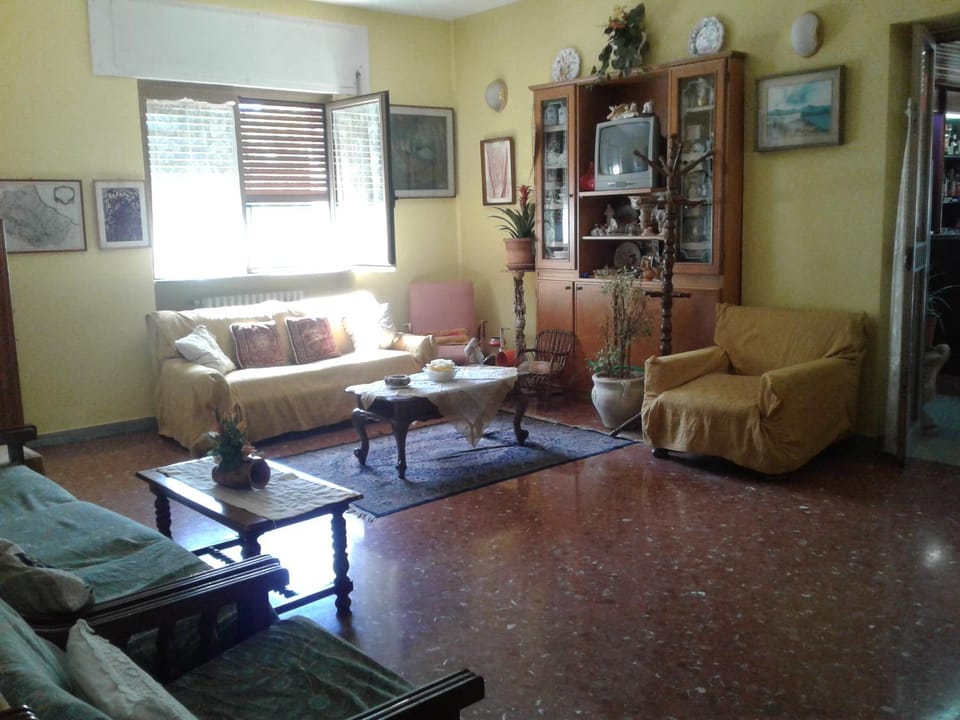 Communal lounge/ TV room, Living room, Lobby or reception, group of guests