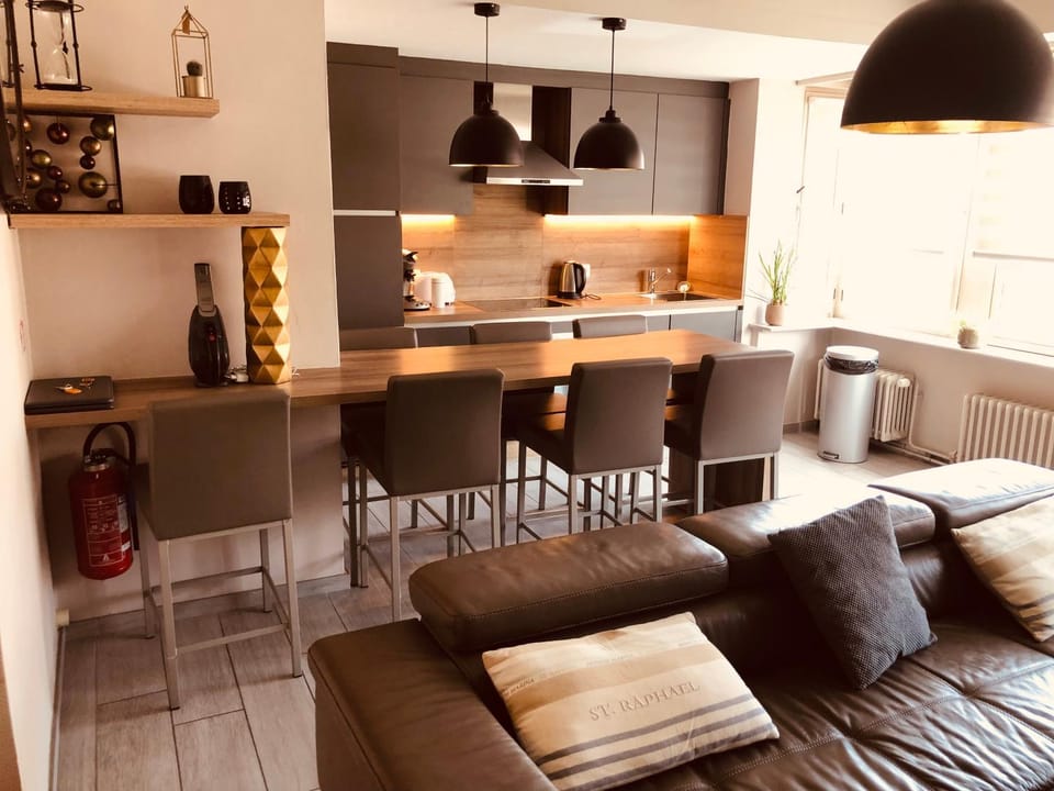 Kitchen or kitchenette, Living room, Seating area, Dining area