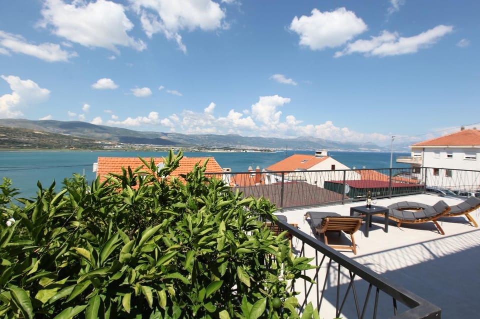 Apartment with terrace and sea view - LUCIC Apartment in Trogir