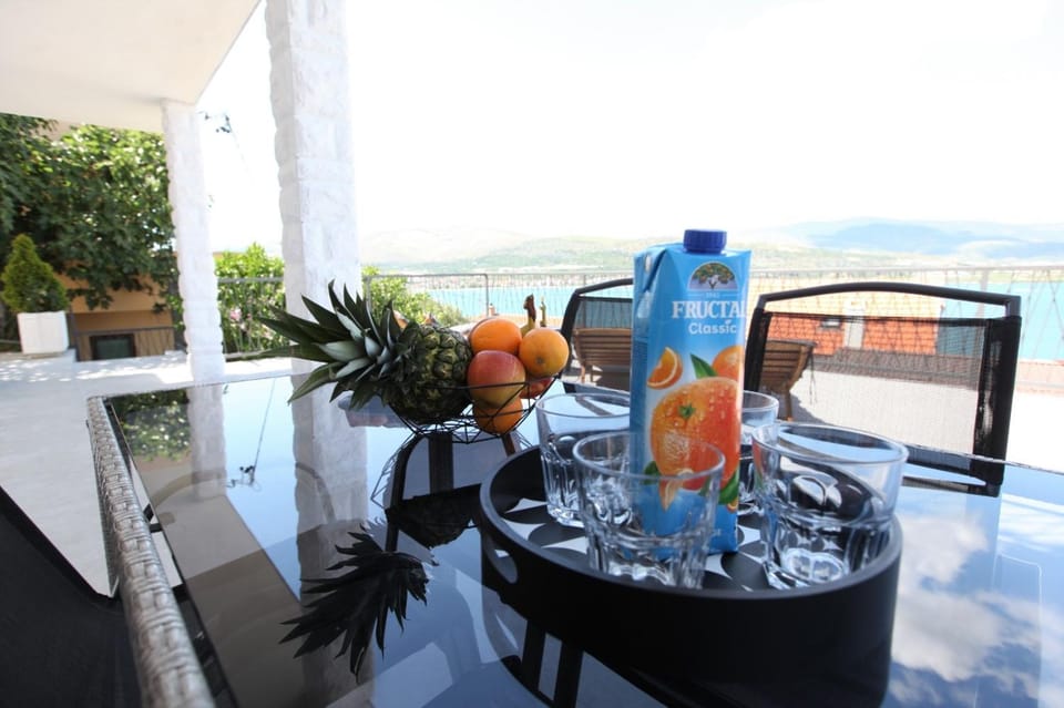 Apartment with terrace and sea view - LUCIC Apartment in Trogir