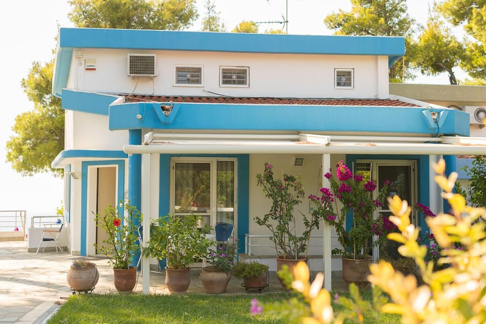 Property building, Facade/entrance, Garden, Garden view
