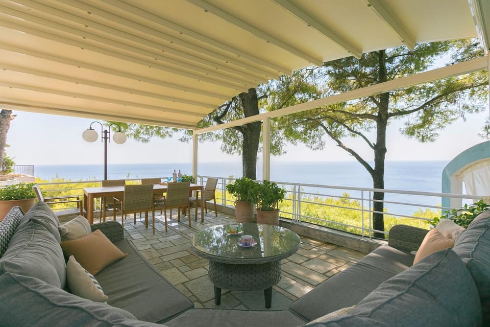 Natural landscape, Coffee/tea facilities, View (from property/room), Balcony/Terrace, Seating area, Dining area, Evening entertainment, Garden view, Landmark view, Mountain view, Sea view