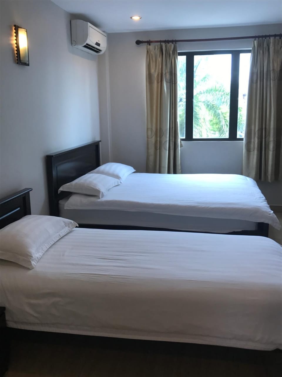 Bedroom, City view, Street view