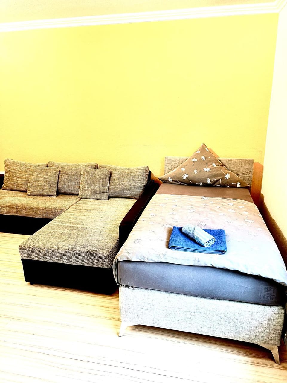 Bed, Bedroom, towels