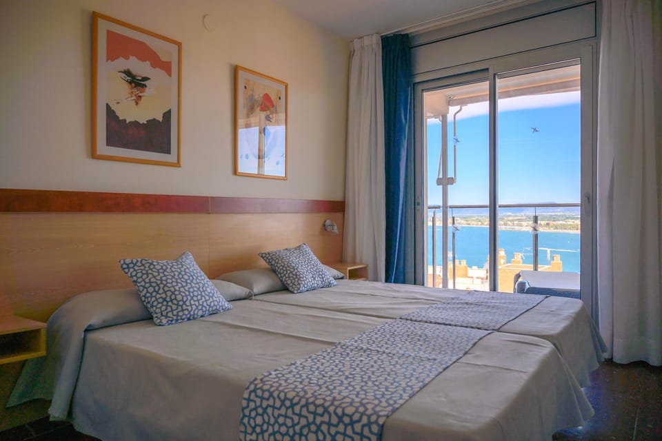 Bed, Photo of the whole room, Bedroom, Sea view