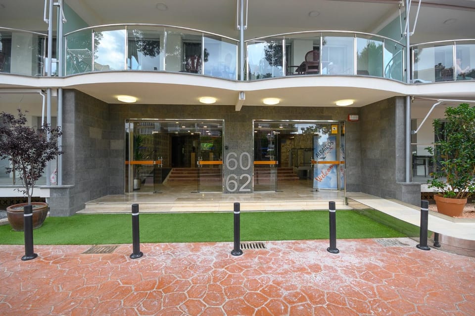 Property building, Facade/entrance, Day