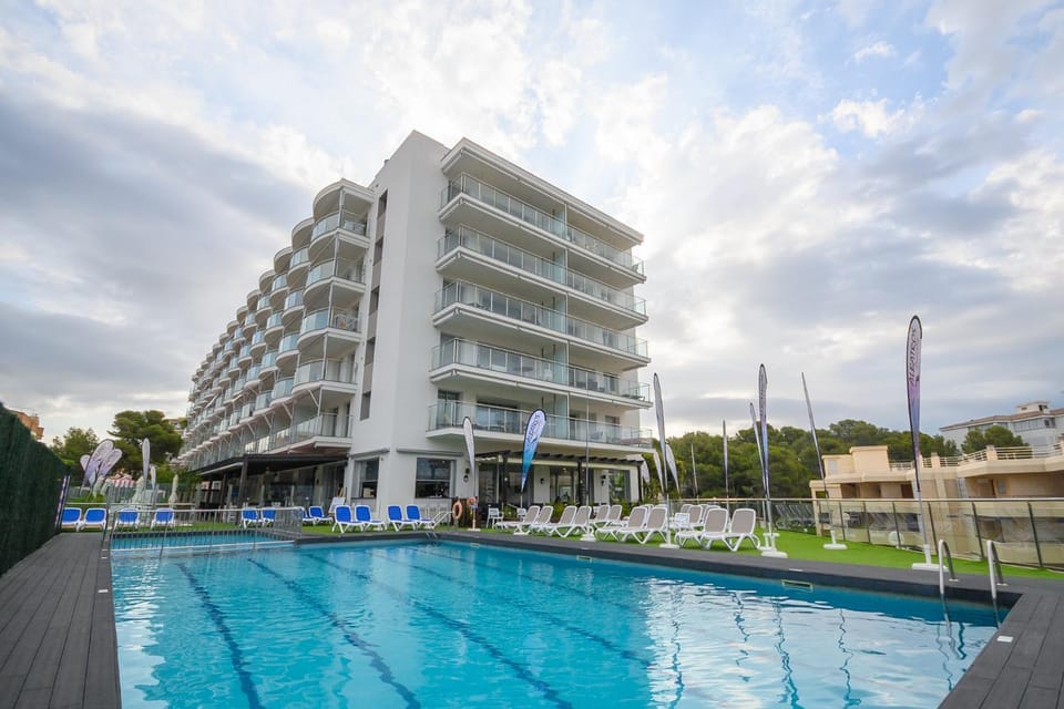 Property building, Day, Pool view, Swimming pool, sunbed