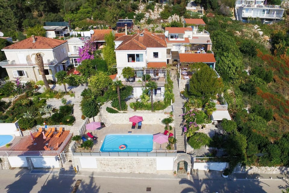 Property building, Facade/entrance, Day, Bird's eye view, Swimming pool, Location, sunbed