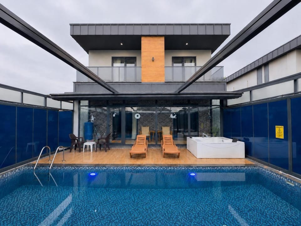 Day, Swimming pool, sunbed