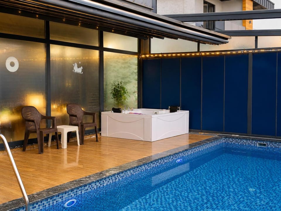 Swimming pool, sunbed