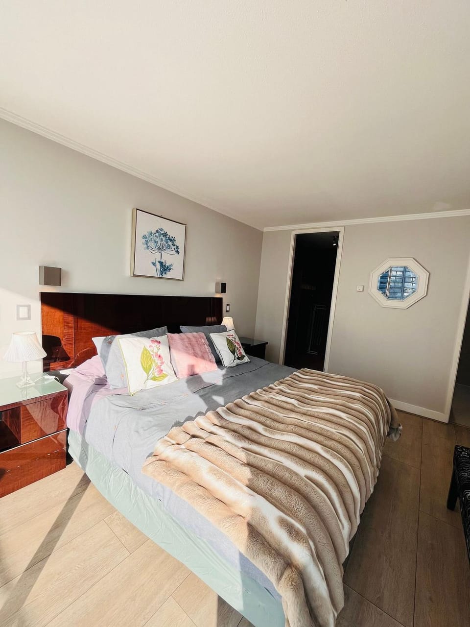 Bed, TV and multimedia, Photo of the whole room