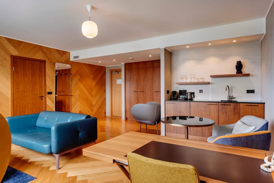 Kitchen or kitchenette, Seating area